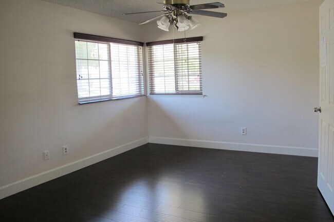Building Photo - 490 Glenhill Dr