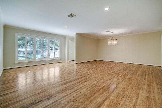 Building Photo - 722 Camelot Ln