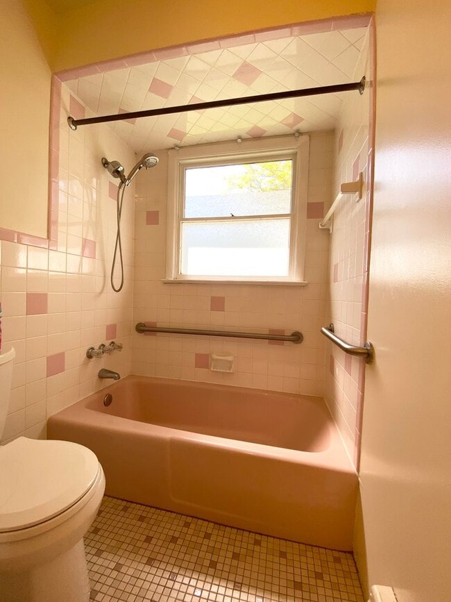 Building Photo - Bright & Breezy 3BR Ranch Ulster Park