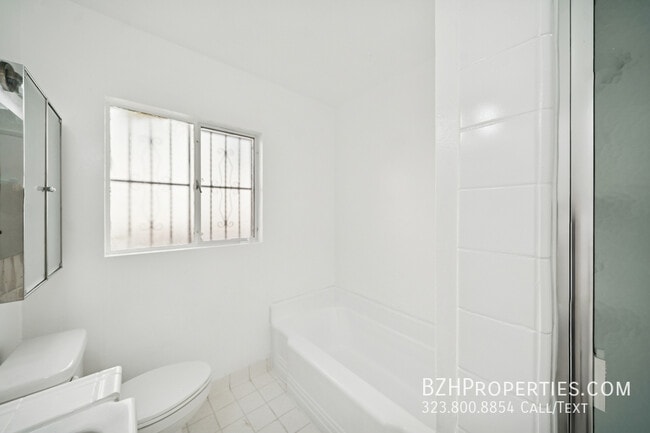 Building Photo - 1306 Havenhurst Dr