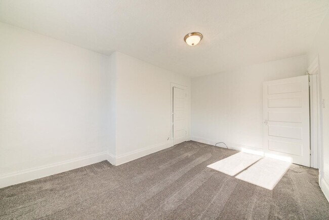 Building Photo - Stunning 3 bedroom home in Brookline available July 1!