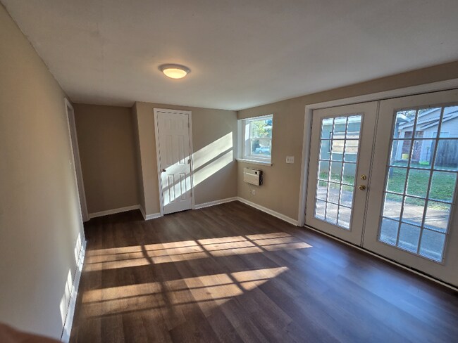 Building Photo - 2422-2424-2424 Tinnell Ct