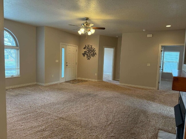 Building Photo - Discover the charm of this 2007-built Single Family home nestled in the heart of Vernal, UT.