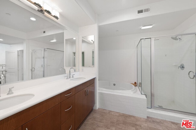 Building Photo - 7100 Playa Vista Dr