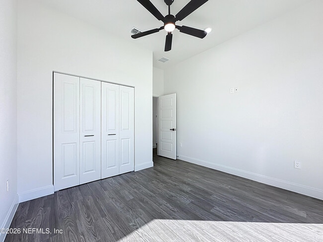 Building Photo - 2121 Broadwater Dr