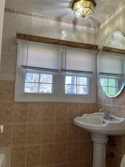 Building Photo - 65 Peacock Ln