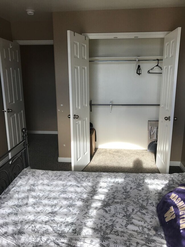 Building Photo - Beautiful 4 bedroom Riverton Townhome for ...