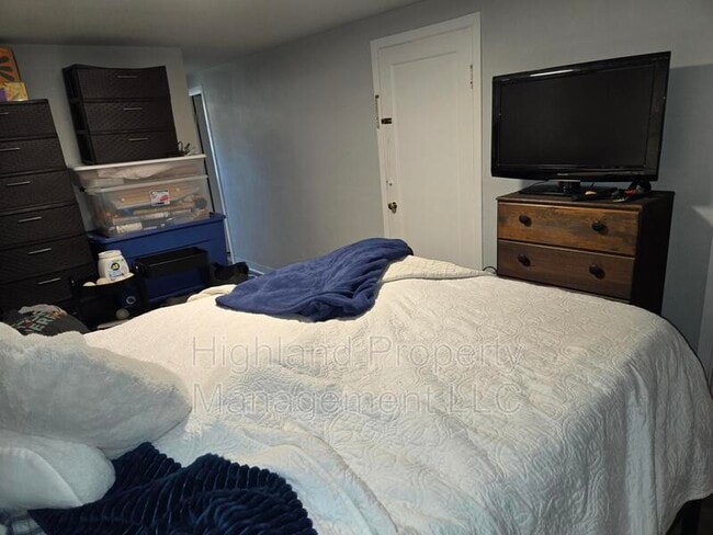 Building Photo - 1160 1/2 NE Lake St