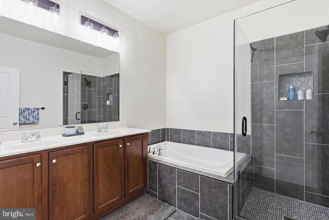 Building Photo - 7931 Crescent Park Dr