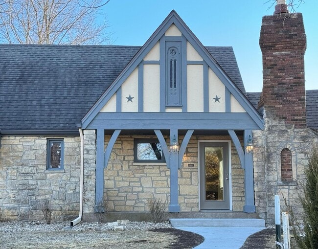 Building Photo - Luxury country rental 4x3 gated off black top!