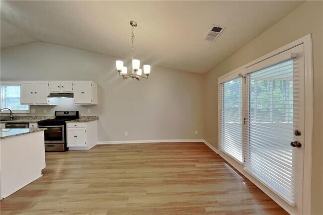 Building Photo - 615 Paris Dr