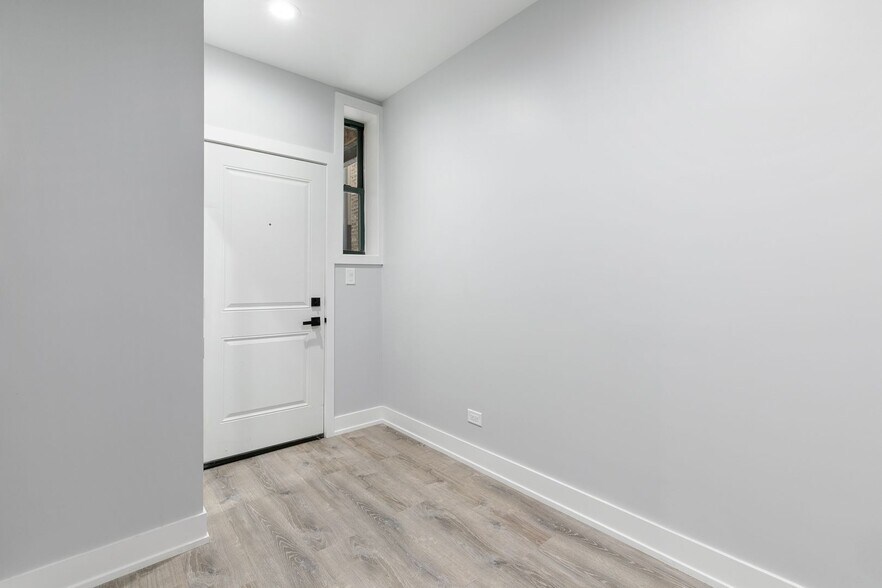 Building Photo - 7740 N Eastlake Ter