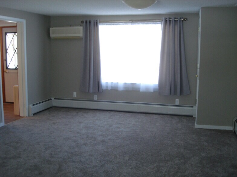 Living room - 34 Dwight St