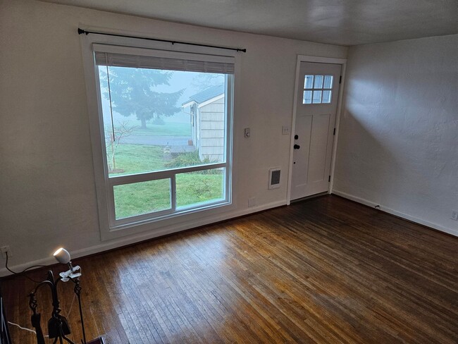 Building Photo - Cute 2/BD-1 Bath Home With Beautiful Views...