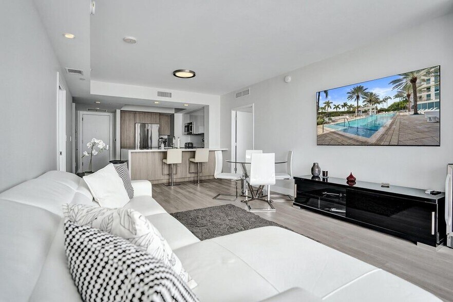 Building Photo - 2821 N Ocean Blvd
