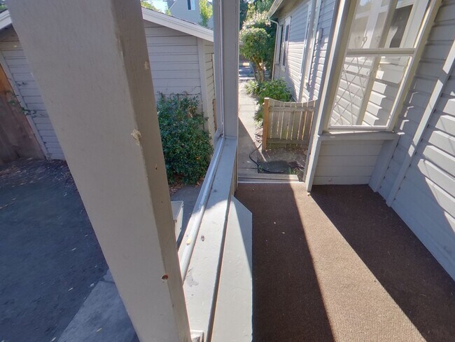 Building Photo - Lovely Remodeled 5 Bedroom Home