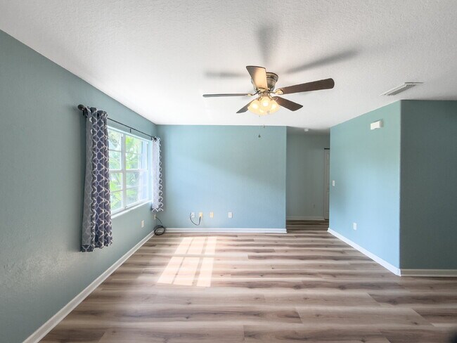 Building Photo - 3 Bed | 2 Bath | 1,200 Sq Ft Single-Family Home  RENT NOW WITH ZERO DEPOSIT on a 12-month lease!