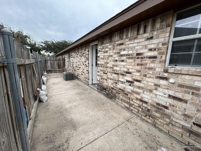 Building Photo - 13 Bronze Dr