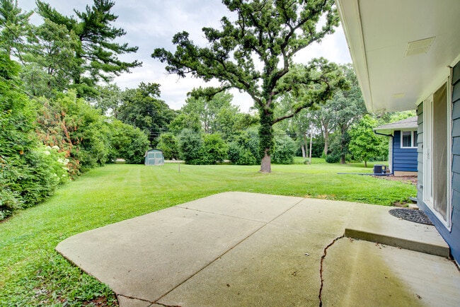 Building Photo - 24W360 Hemlock Ln