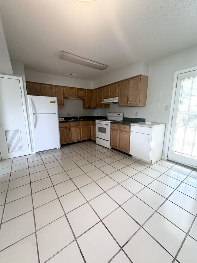 Building Photo - Cozy Townhome By the Beach!
