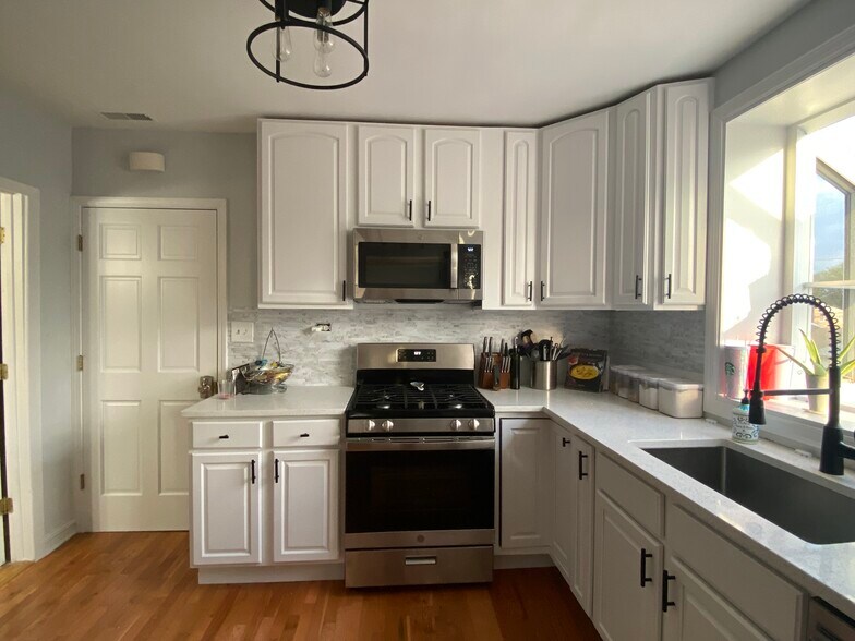 Building Photo - 3719 N Newcastle Ave