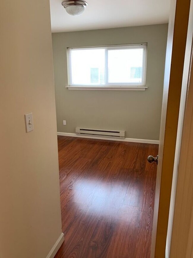 Building Photo - Spacious 2 bedroom with hardwood floors. W...