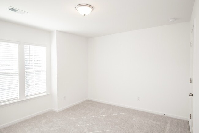 Building Photo - Beautifully designed 3-bedroom, 2.5-bath end-unit townhome in Suwanee