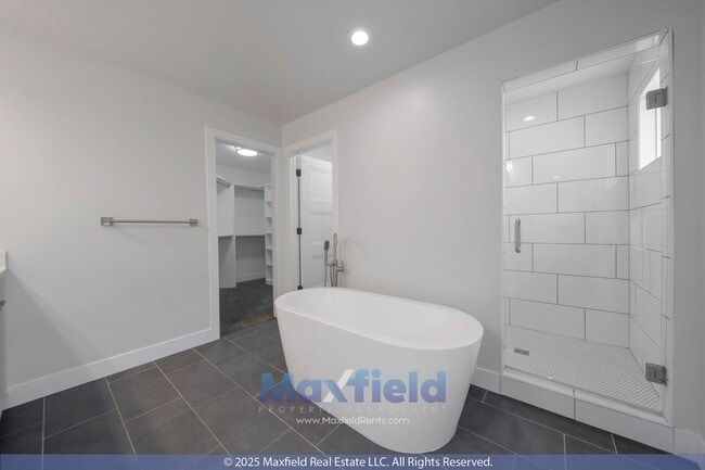 Building Photo - Spacious Twin Home - EV friendly - North S...