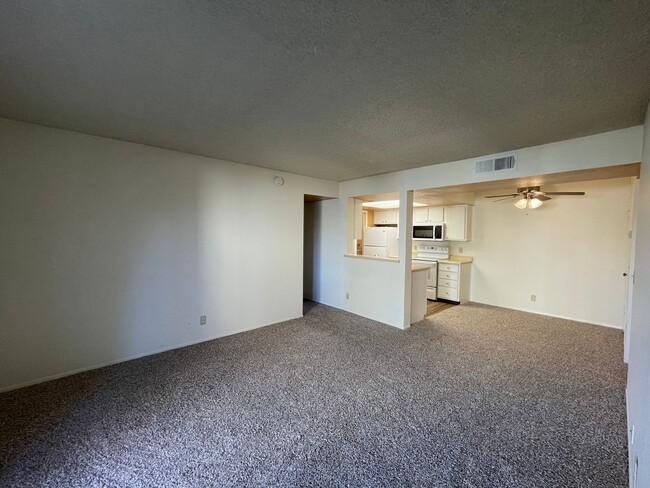 Building Photo - 2 Bedroom / 2 Bathroom Apartment in South ...