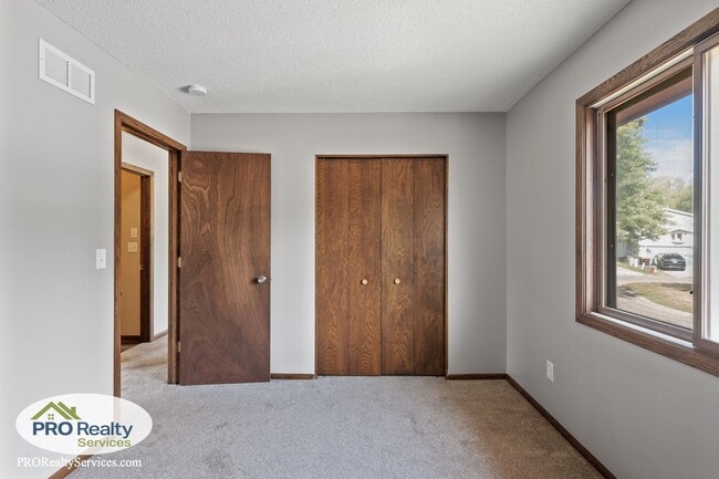 Building Photo - 4 Bedroom Home in Eagan