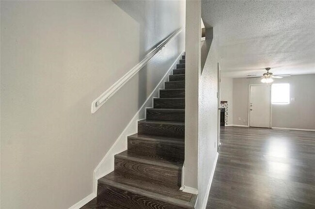 Building Photo - 8704 Victorian Village Dr