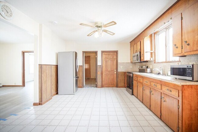 Building Photo - 13 1/2 Weston Street