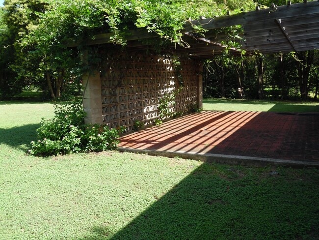 Building Photo - Live in Benbrook!