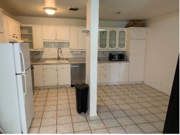 Kitchen - 440 Veteran Ave