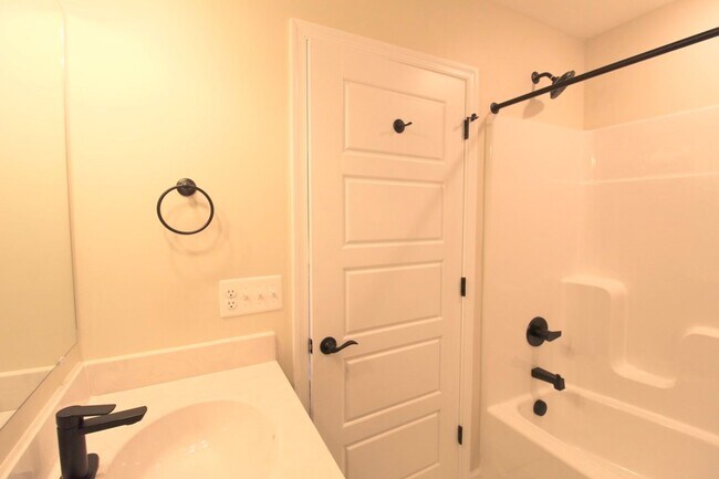 Building Photo - 3 level town home in popular Congers Creek...