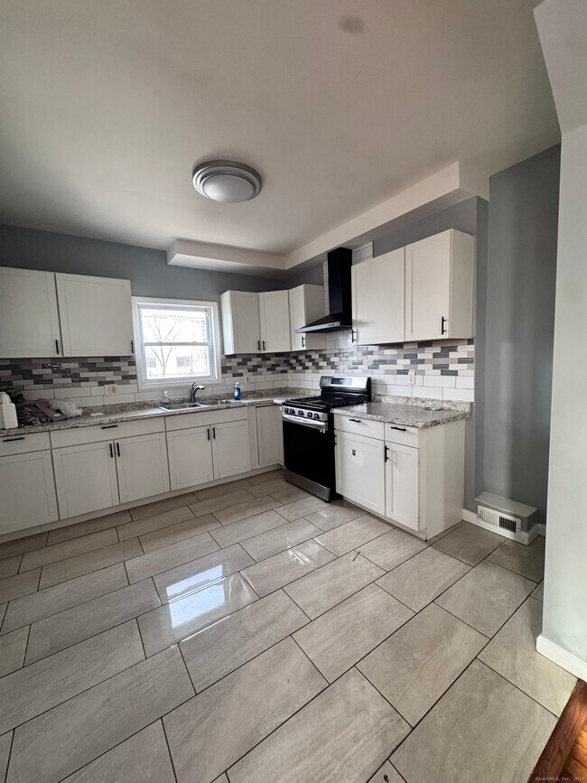 Building Photo - 62 Marne St