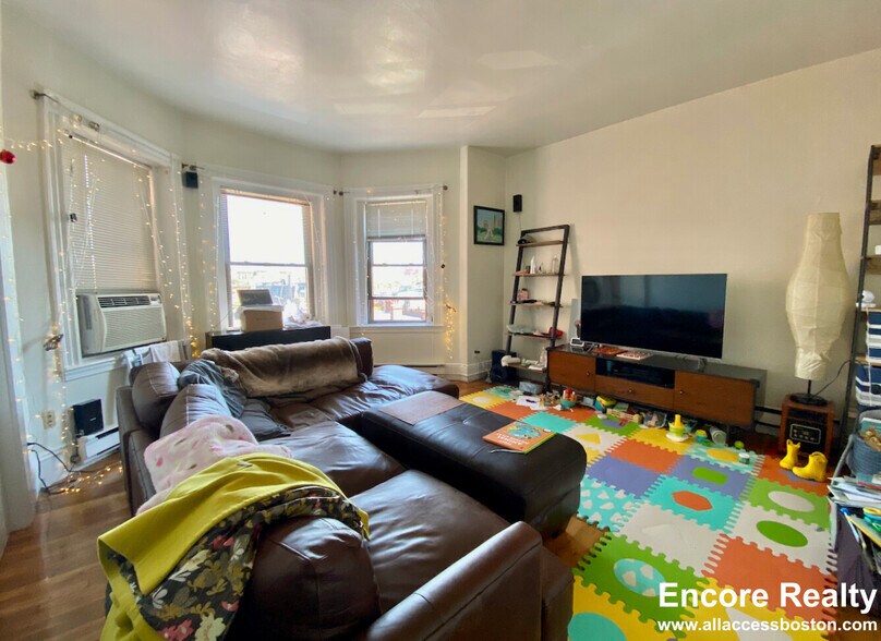 Building Photo - 913 Boylston St