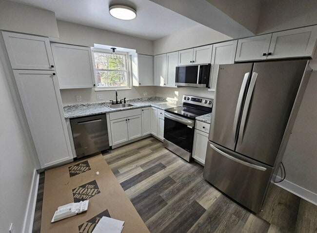 Building Photo - 3 Bed / 2 Bath Brick Home - showings start 12/3