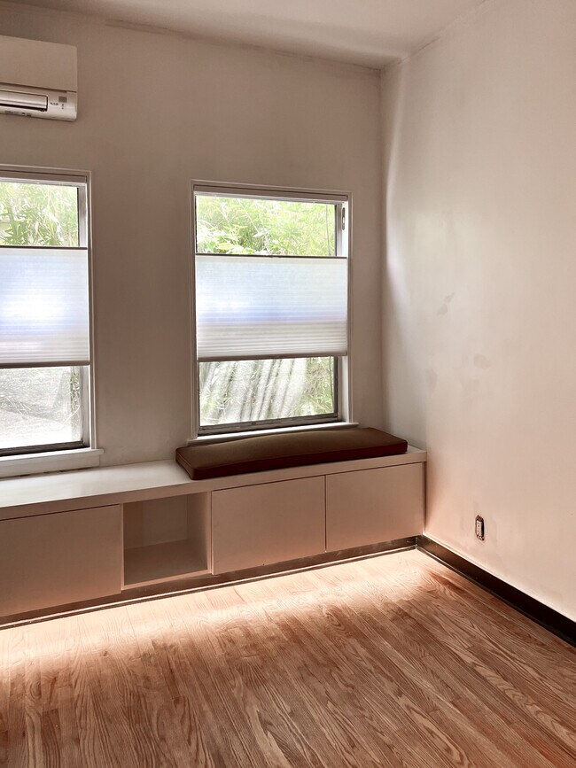 Building Photo - 234 Columbia Pl