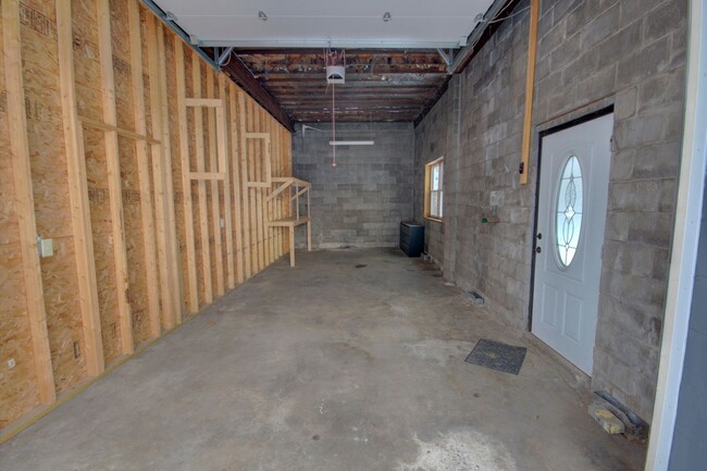 Building Photo - SL POS713
