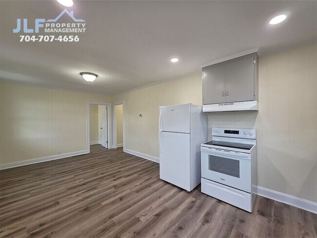 Building Photo - Fully Renovated 2 Bed/1 Bath Ranch in Salisbury!