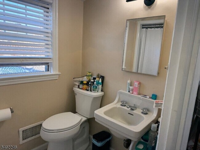 Building Photo - 8 Rowe Pl