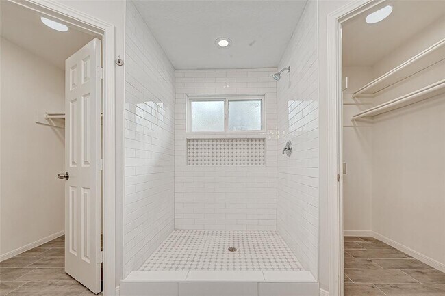 Building Photo - 318 Pine Manor Dr