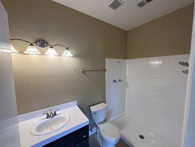 Building Photo - Spacious 3 Bed, 2.5 Bath West Dublin Townh...
