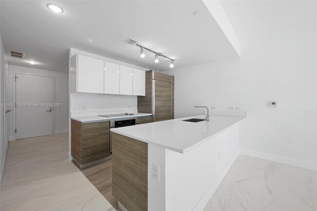 Building Photo - 1100S S Miami Ave