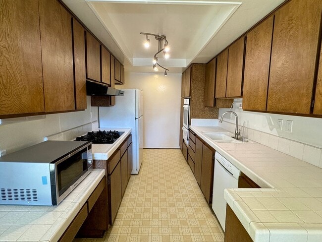 Building Photo - Large 2 bed 2 bath