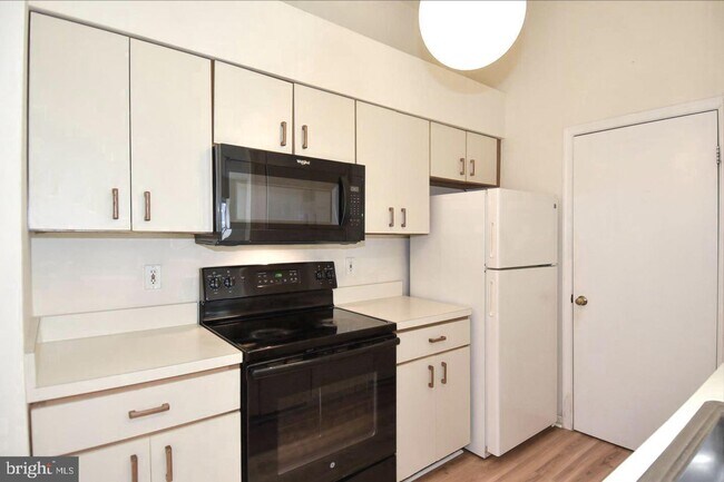 Building Photo - Sunny and spacious top floor unit featuring an open floor plan perfect for entertaining!