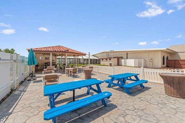 Building Photo - 415 Sun Dial Cir