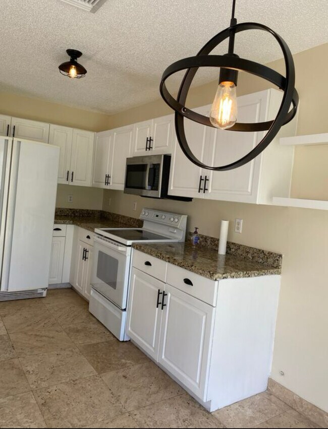 Building Photo - 10266 Serene Meadow Dr N