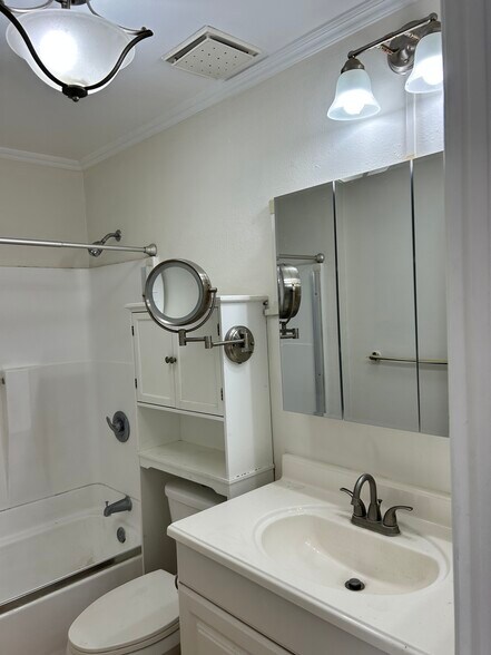 Building Photo - 1825 Keeler St